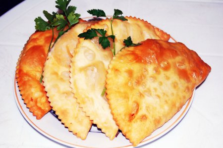 Як приготувати традиційні татарські чебуреки